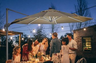 Outsunny Parasol déporté LED solaire : l’allié parfait pour votre été 2025
